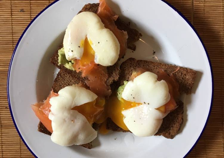 Easiest Way to Make Any-night-of-the-week Perfect poached eggs with salmon &amp; avocado on rye