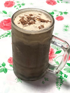 चॉकलेट बिस्कुट और कॉफ़ी शेक (Chocolate biscuit aur coffee shake recipe in Hindi) रेसिपी मुख्य फोटो