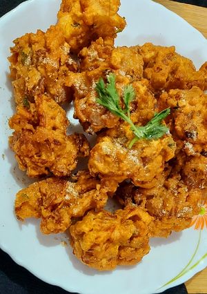 A picture of Aloo payaz bhajiya (pakora).
