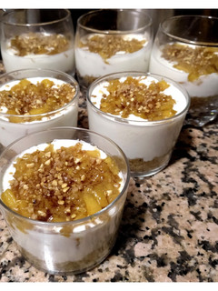 Una foto de Vasitos de melocotónc/crema de yoghourt