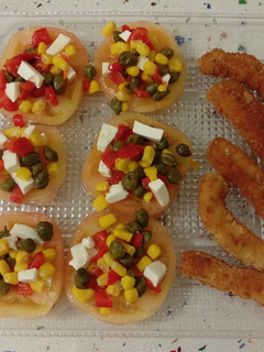 Una foto de Tiras de choco empanadas con ensalada de tomates