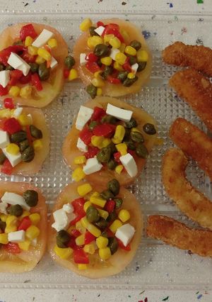 Foto principal de Tiras de choco empanadas con ensalada de tomates