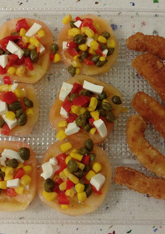 Una foto de Tiras de choco empanadas con ensalada de tomates