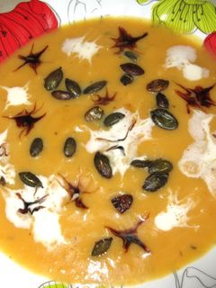 Sütőtök-krémleves, almás-chilis recept fotója