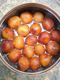 பிரட் குலாப் ஜாமுன் (Bread gulab jamun recipe in tamil) செய்முறை முக்கிய புகைப்படம்