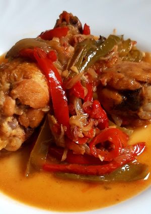 Una foto de Pollo al chilindrón