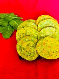 પાલક ફરસી પૂરી(Palak Farsi puri recipe in Gujarati) રેસીપી મુખ્ય ફોટો