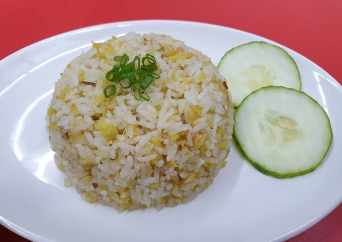 Recipe of Favorite Garlic Fried Rice 蒜香炒饭