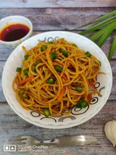 वेज चिली गार्लिक नूडल्स (veg chilli garlic noodles recipe in Hindi) रेसिपी मुख्य फोटो