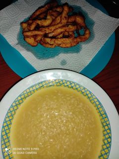 Una foto de Sopa de piñones con rabas de pollo