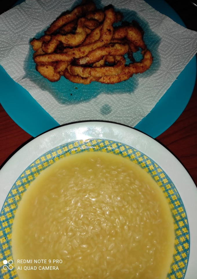 Una foto de Sopa de piñones con rabas de pollo
