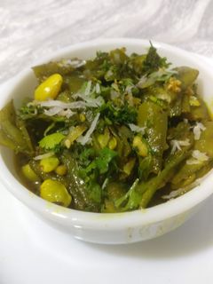 श्रावणी घेवडा बटाटा भाजी (ghevda batata bhaji recipe in marathi) रेसिपी चे मुख्य फोटो