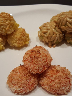 Una foto de Panellets de almendra, piñones y coco!