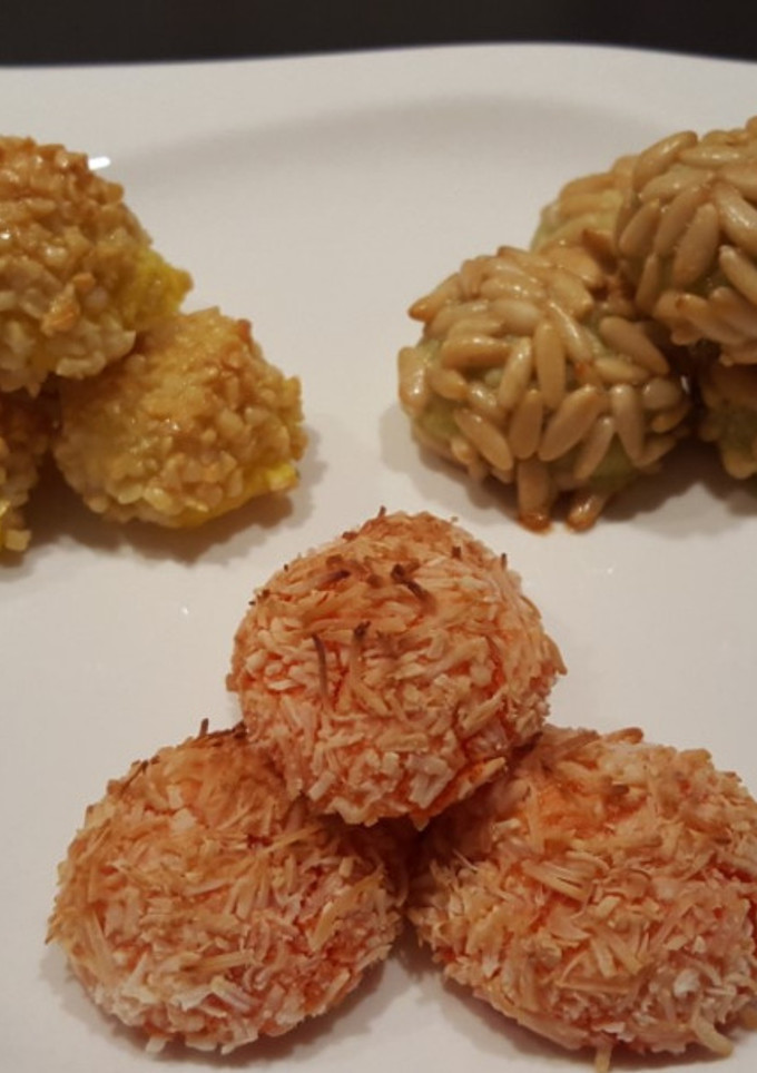 Una foto de Panellets de almendra, piñones y coco!
