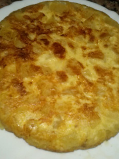 Una foto de Tortilla de patatas rellena de pavo y queso