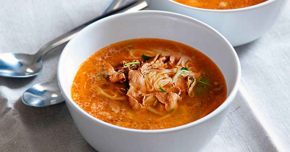 Суп из говядины с лапшой. Суп лапша с говядиной. Мясной суп с лапшой. Горячий и наваристый острый суп. Густой мясной суп острый.