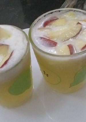 A picture of Apple and pineapple juice.