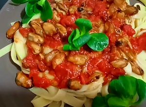 O poză a rețetei Tagliatelle cu midii, roșii, usturoi simple și gustoase. 🍝 🍝.