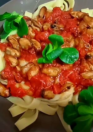 O poză a rețetei Tagliatelle cu midii, roșii, usturoi simple și gustoase. 🍝 🍝.