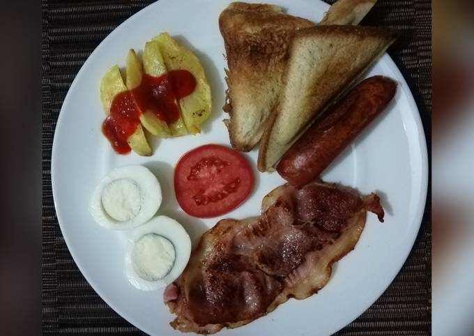 Bacon, bread and eggs breakfast