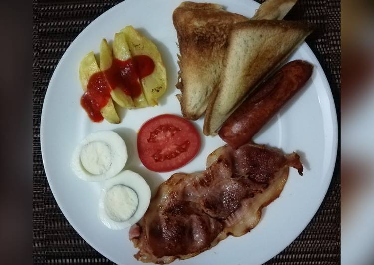 Bacon, bread and eggs breakfast