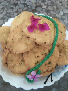 मेथी मसाला मठरी (Methi masala mathri recipe in hindi) रेसिपी मुख्य फोटो
