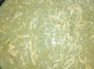 Una foto de Pollo desmenuzado en Mole verde