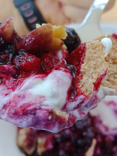 Una foto de Yogur con fruta y cereales