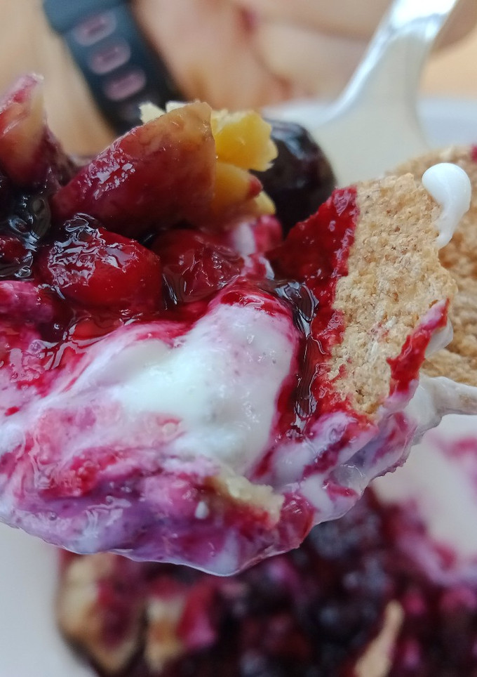 Una foto de Yogur con fruta y cereales