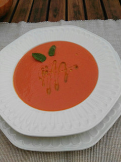 Una foto de Sopa fría de sandía y tomate