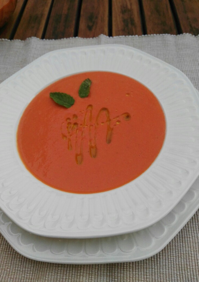 Una foto de Sopa fría de sandía y tomate