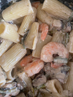 Una foto de Rigatoni con setas shiitake, espárragos y colas de langostino