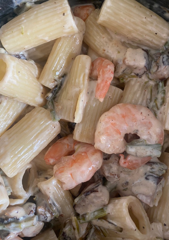 Una foto de Rigatoni con setas shiitake, espárragos y colas de langostino