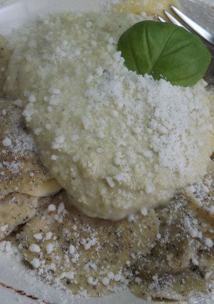 Una foto de Ravioli rellenos de queso y trufa con salsa de brécol