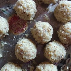 A picture of Milk coconut balls.