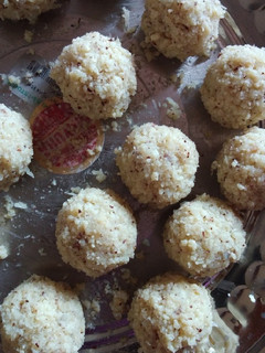 A picture of Milk coconut balls.