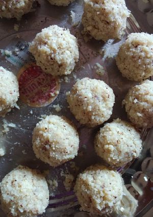 A picture of Milk coconut balls.
