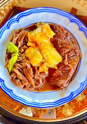 Una foto de Onglet con chalotas (onglet à l’échalote)