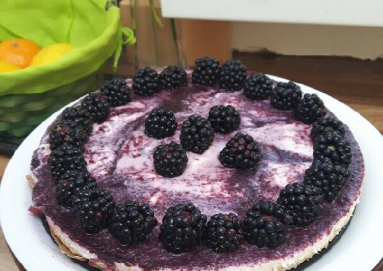 Cheesecake with black Raspberry  "Kaastart met Brambeesen"