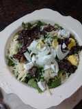 Achicoria (radicheta, radicha) en ensalada, con pategrás y aceitunas negras