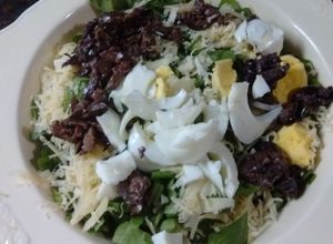 Una foto de Achicoria (radicheta, radicha) en ensalada, con pategrás y aceitunas negras