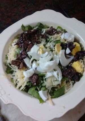 Una foto de Achicoria (radicheta, radicha) en ensalada, con pategrás y aceitunas negras