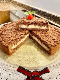 Una foto de Pastel de chocolate con crema de coco. (Chocolate cake with coconut cream)