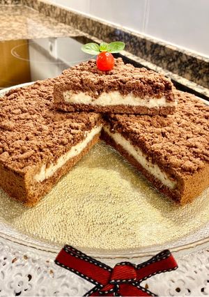 Una foto de Pastel de chocolate con crema de coco. (Chocolate cake with coconut cream)