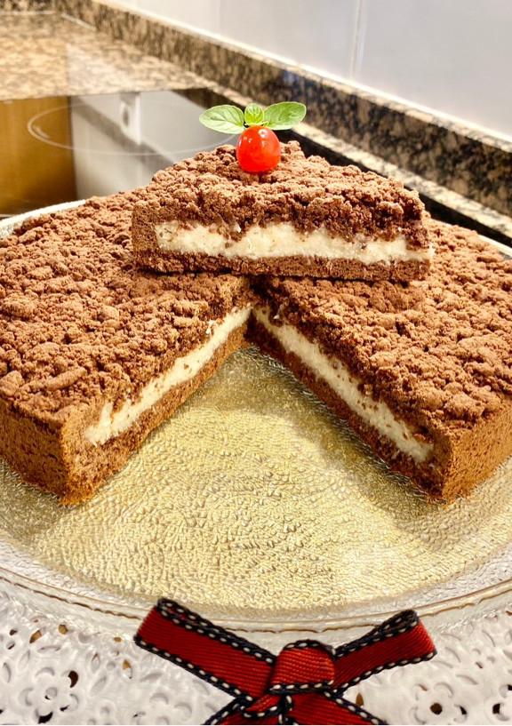 Una foto de Pastel de chocolate con crema de coco. (Chocolate cake with coconut cream)