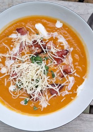 Édesburgonya krémleves cheddarral és pirított kolozsvári szalonnával recept fotója
