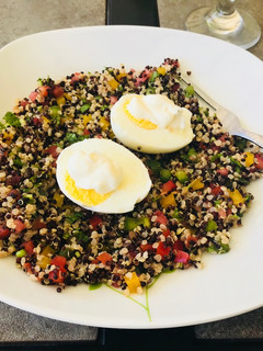 Una foto de Ensalada de quinoa blanca y negra