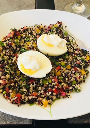Una foto de Ensalada de quinoa blanca y negra