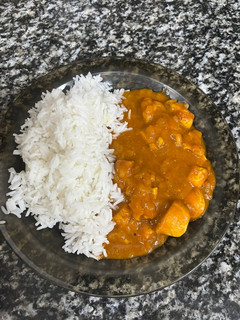 Una foto de Pollo al curry con arroz