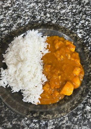 Una foto de Pollo al curry con arroz
